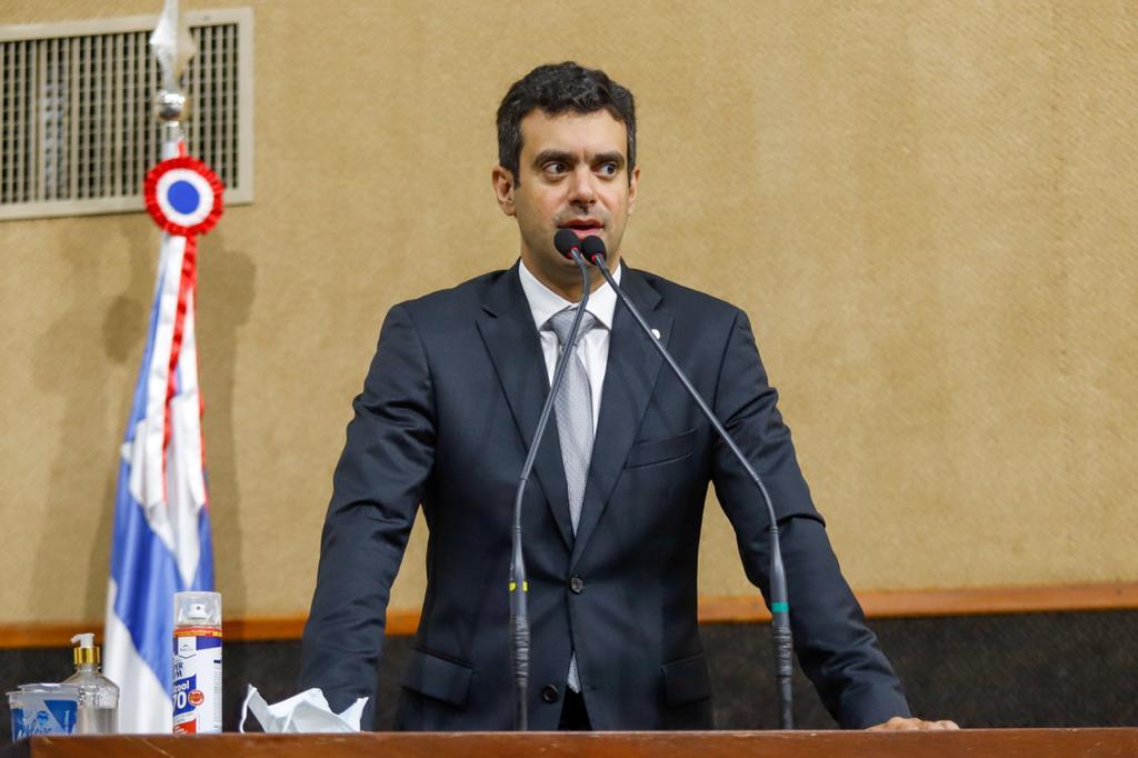 O parlamentar baiano ainda provocou o chefe do Executivo estadual, ao comparar a atuação de governadores do PSDB, seu partido, com o desempenho do petista