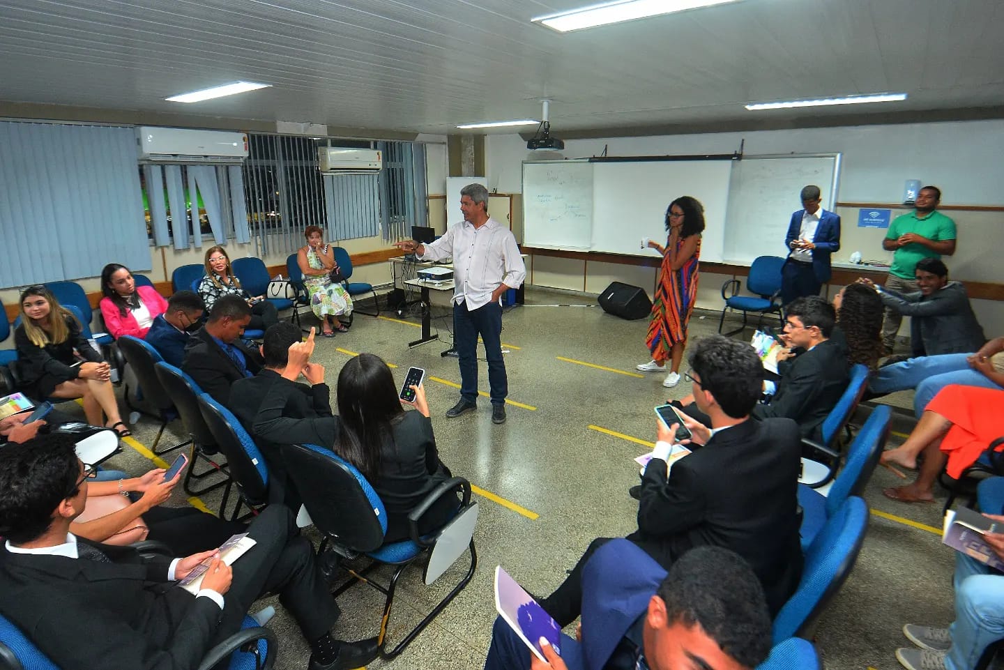 Além de compartilhar um pouco de sua trajetória profissional e política, Jerônimo ressaltou a importância do posicionamento e participação políticas necessários a todo cidadão Além de compartilhar um pouco de sua trajetória profissional e política, Jerônimo ressaltou a importância do posicionamento e participação políticas necessários a todo cidadão