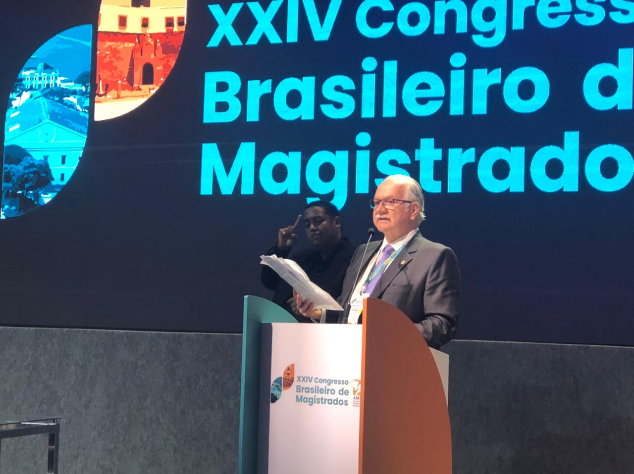O presidente do TSE fez, nesta sexta em Salvador, um discurso enfático em defesa da urna eletrônica, quando afirmou que a mesma é inviolável, e deu um recado claro ao presidente Bolsonaro O presidente do TSE fez, nesta sexta em Salvador, um discurso enfático em defesa da urna eletrônica, quando afirmou que a mesma é inviolável, e deu um recado claro ao presidente Bolsonaro