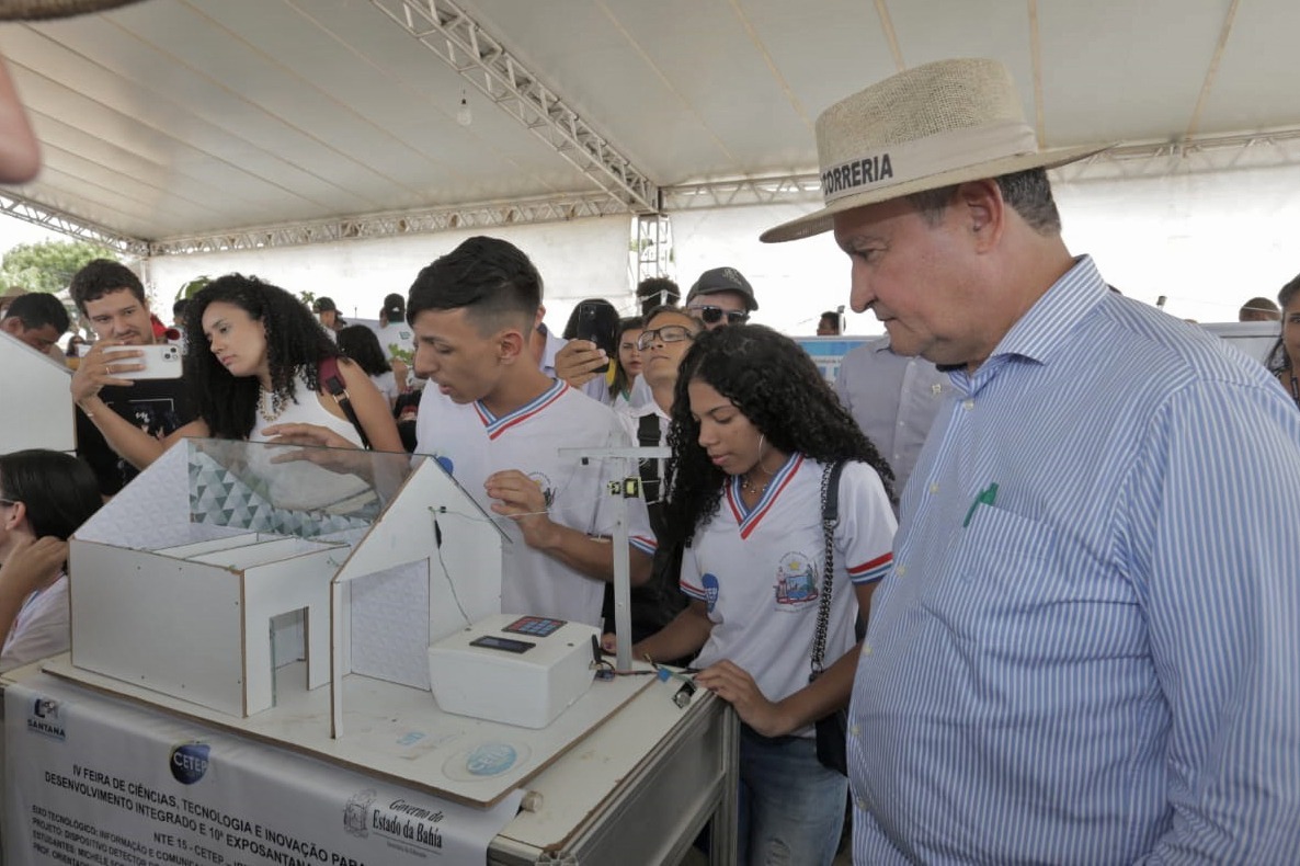 O governador Rui Costa também visitou as obras de uma nova escola e uma feira de agricultura familiar, entre outras atividades