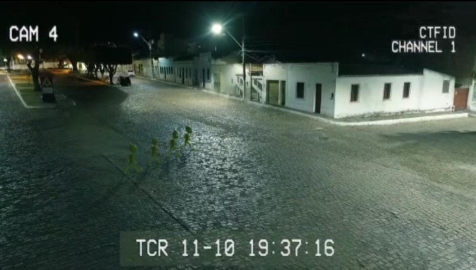 Em tom lúdico, prefeitura divulgou imagens que viralizaram nas redes sociais e mostram ETs caminhando pelas ruas do município