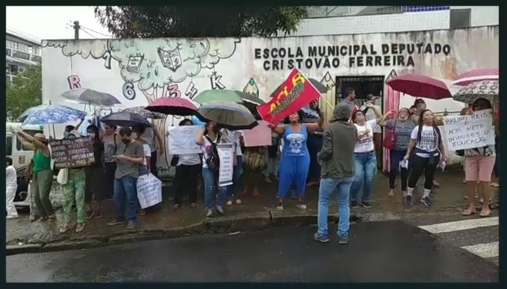 Entidade segue realizando atos em frente a escolas e até bloqueou entrada em uma unidade de ensino