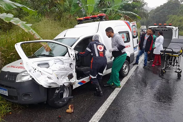 Duas pessoas morreram em acidente entre ambulância e um carro de passeio na BR-330 