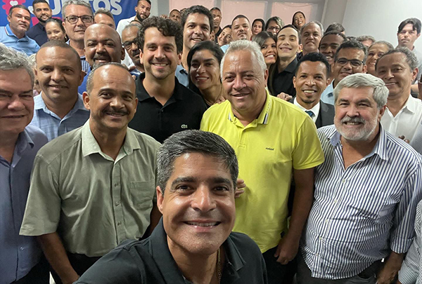 ACM Neto com o prefeito e lideranças de Camaçari