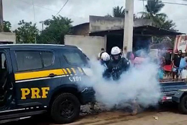 Genivaldo Santos foi morto depois de ter sido trancado no porta-malas de uma viatura e submetido a inalação de gás lacrimogêneo Genivaldo Santos foi morto depois de ter sido trancado no porta-malas de uma viatura e submetido a inalação de gás lacrimogêneo