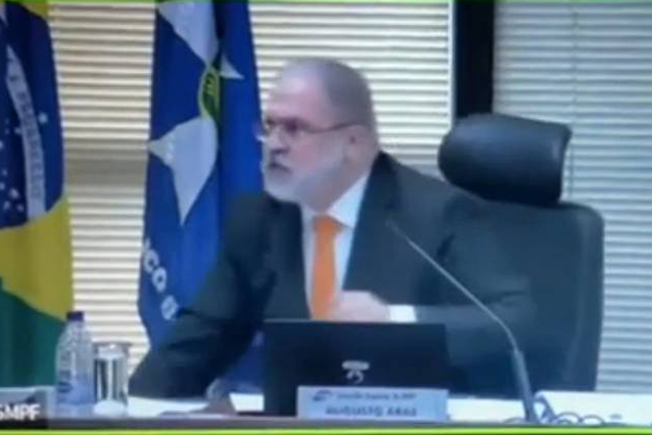 Augusto Aras levanta para bater boca durante sessão extraordinária do Conselho Superior do MPF Augusto Aras levanta para bater boca durante sessão extraordinária do Conselho Superior do MPF
