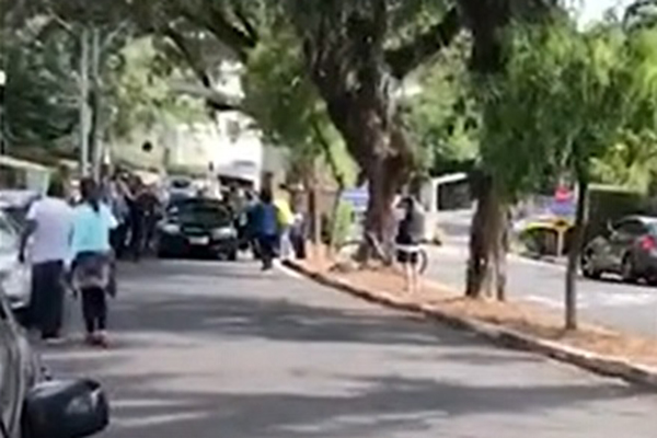 Carro de Lula cercado de Bolsonaristas