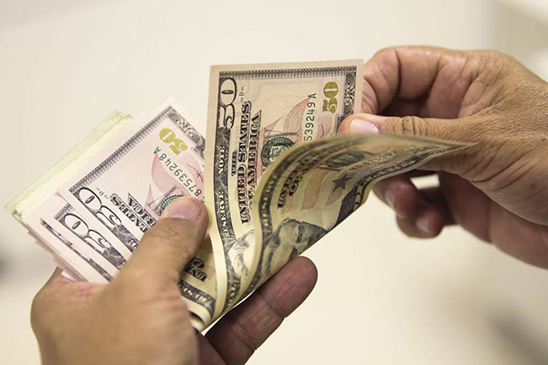 Dólar opera perto da estabilidade em meio a cautela com tarifas dos EUA Dólar opera perto da estabilidade em meio a cautela com tarifas dos EUA