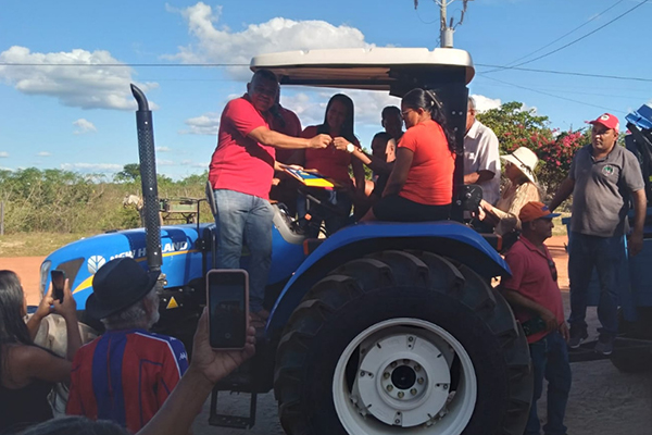 Tratores foram entregues para agricultores familiares de São Desidério, Angical e Cotegipe Tratores foram entregues para agricultores familiares de São Desidério, Angical e Cotegipe