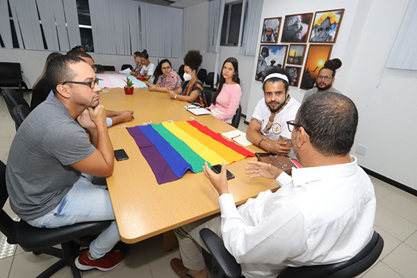 O deputado Jacó (PT) em reunião com Fórum LGBT da Assembleia