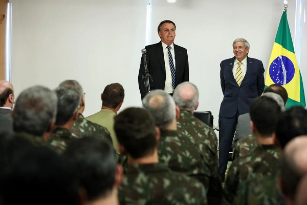 O presidente Jair Bolsonaro com oficiais do Exército O presidente Jair Bolsonaro com oficiais do Exército