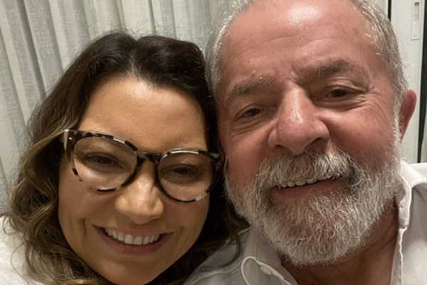 O candidato a presidente Luiz Inácio Lula da Silva com sua mulher, Janja