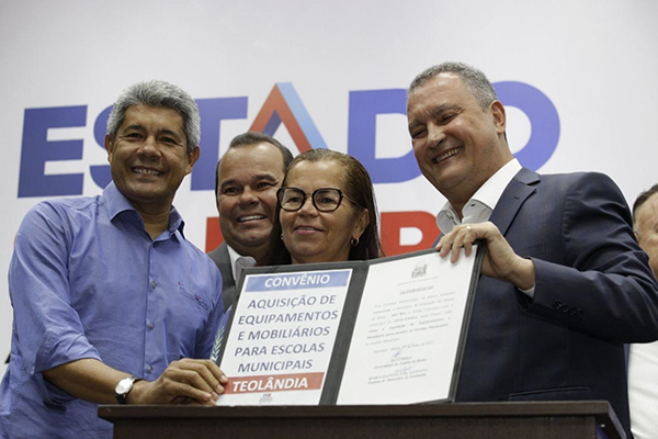 Cerimônia de assinatura de convênios entre Estado e municípios baianos