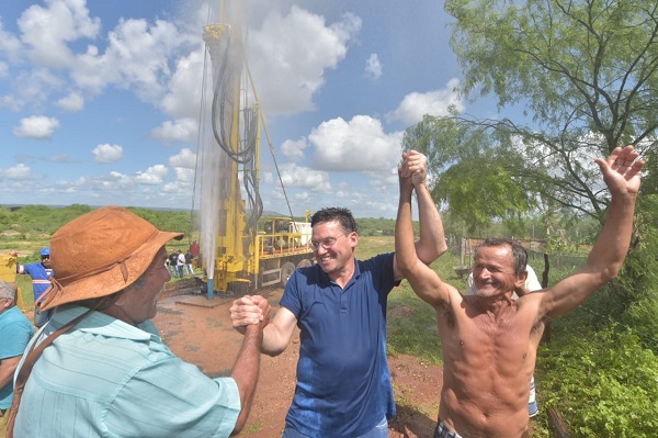 Roma festejou ao lado dos agricultores quando a água jorrou com a perfuração do primeiro poço