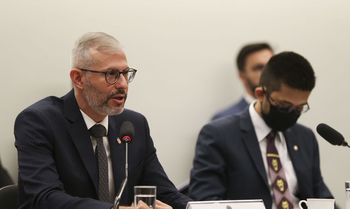 Victor Godoy defendeu a distribuição do kit robótica 