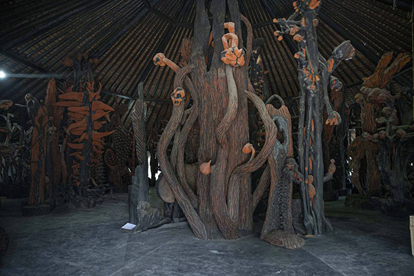 Obra do artista Franz Krajcberg em museu em Nova Viçosa, no extremo sul da Bahia Obra do artista Franz Krajcberg em museu em Nova Viçosa, no extremo sul da Bahia