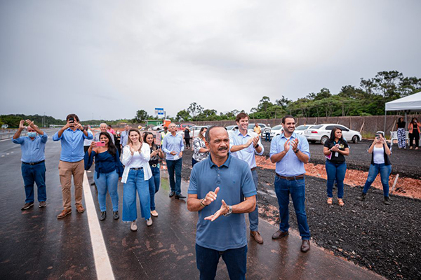 Prefeito de Camaçari, Elinaldo Araújo, participa de entrega da 1ª fase de obras da Via Parafuso Prefeito de Camaçari, Elinaldo Araújo, participa de entrega da 1ª fase de obras da Via Parafuso