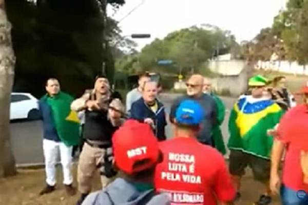 Membro da PM de Minas de Gerais apontou um fuzil contra manifestantes do ex-presidente Lula 