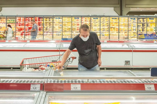 Consumidor faz compras em supermercado