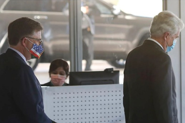 O diretor da CIA, William J. Burns (direita), deixa o Palácio do Planalto acompanhado pelo embaixador Todd Chapman