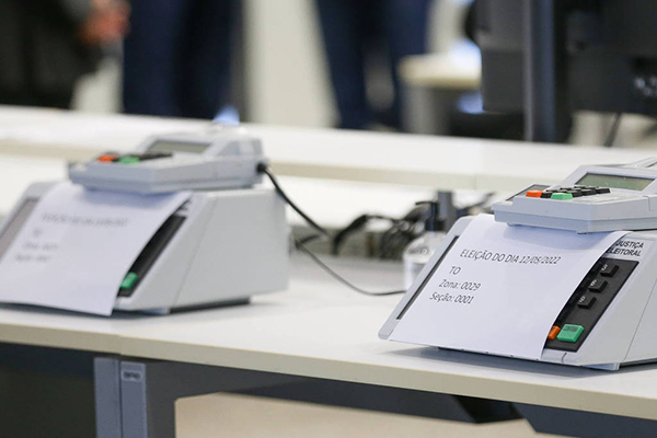 Urnas eletrônicas em sala de testes