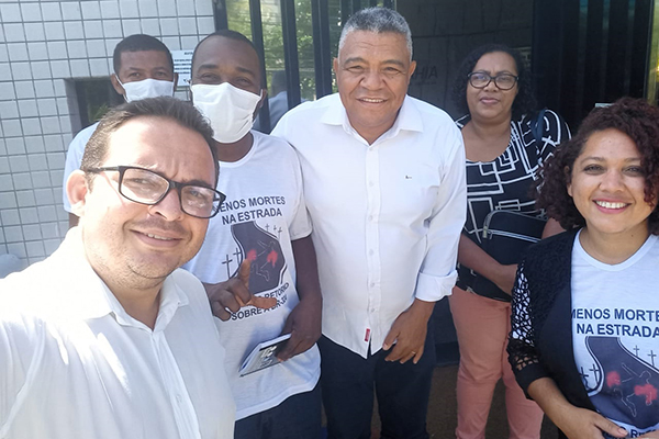 O deputado federal Valmir Assunção (PT) com moradores de Amélia Rodrigues