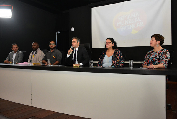 Vereador Alberto Braga preside audiência pública sobre Semana do Brincar