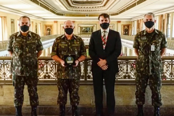 O novo diretor da Abin, Victor Felismino Carneiro, com militares