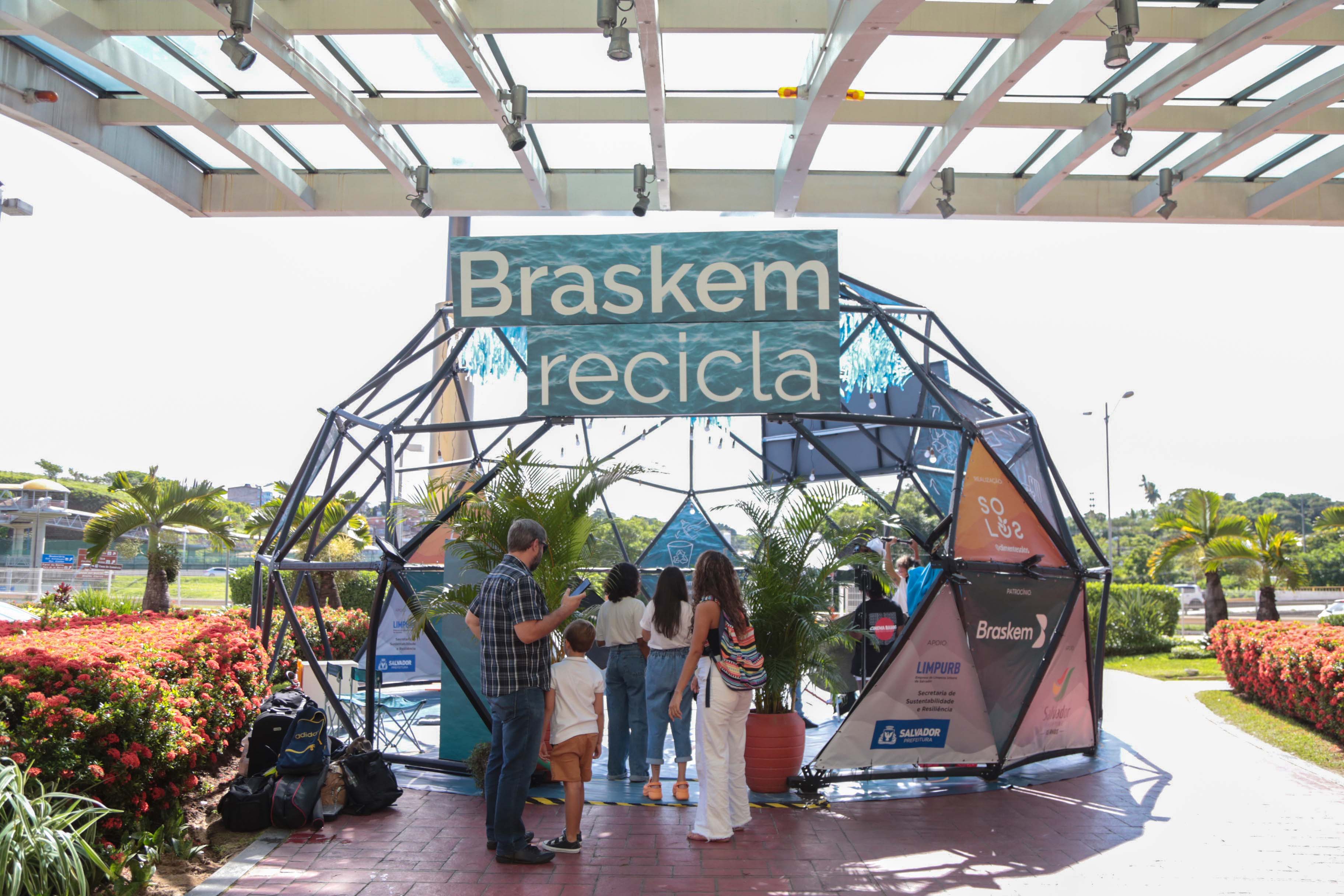 A estrutura está instalada no Salvador Shopping, no estacionamento próximo ao Espaço Gourmet