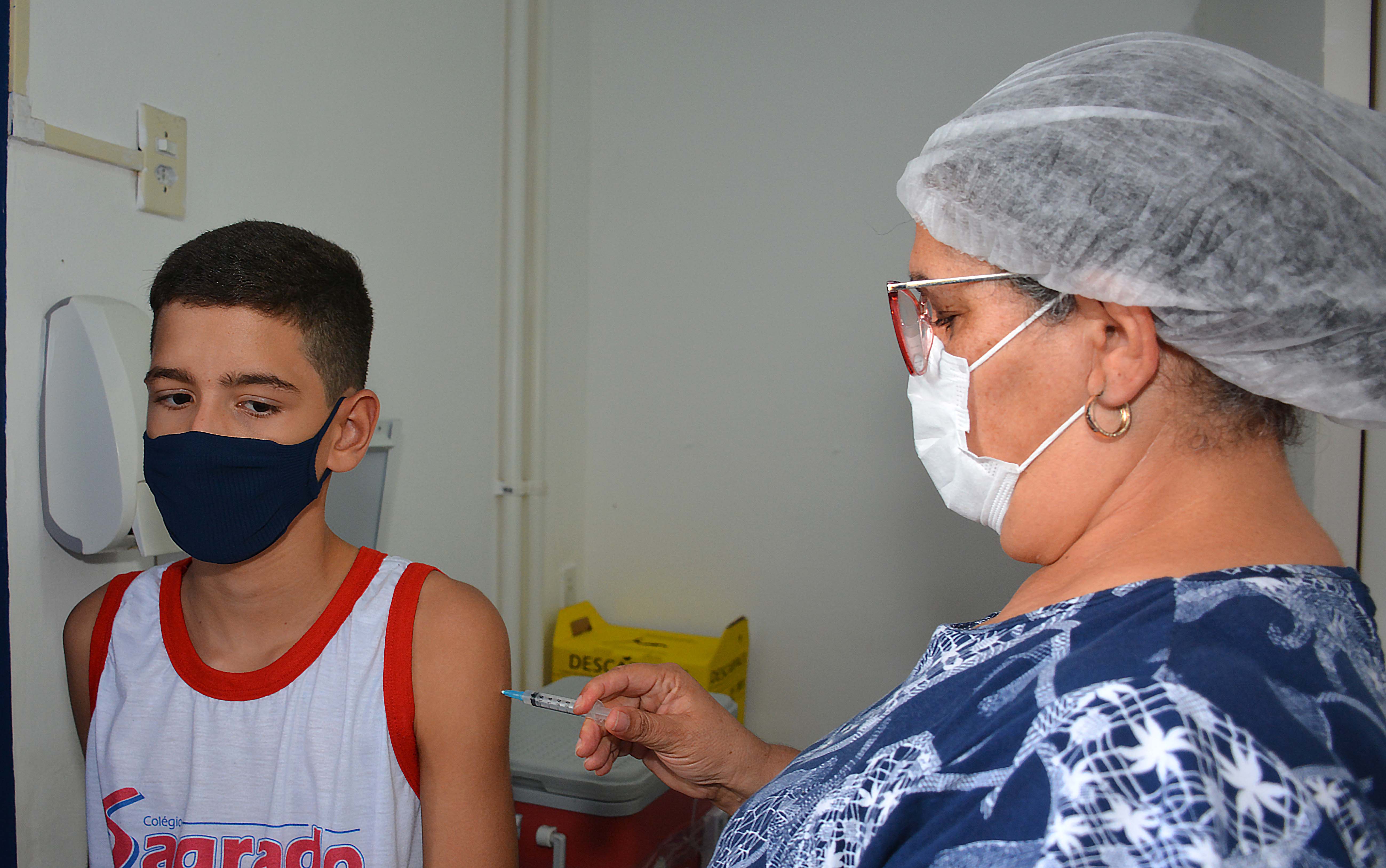 Durante este primeiro dia de ampliação do público, foram vacinados pouco mais de 2,2 mil adolescentes Durante este primeiro dia de ampliação do público, foram vacinados pouco mais de 2,2 mil adolescentes