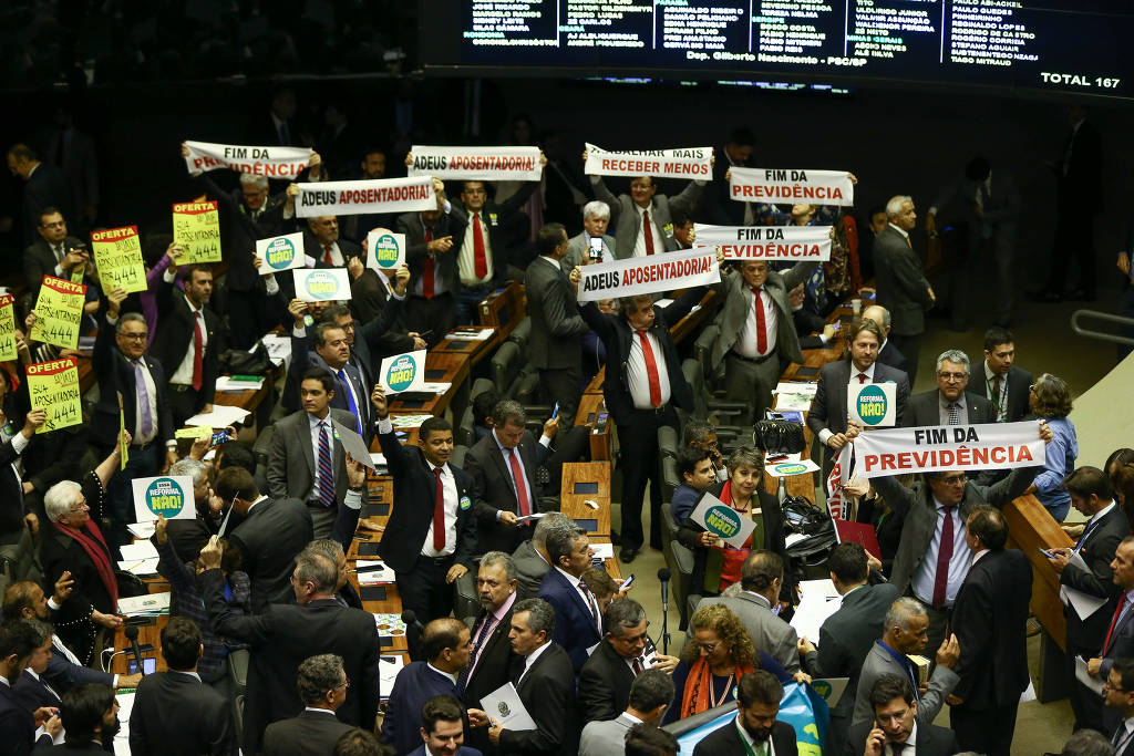 Desvantagem numérica e mudanças regimentais tornam correlação de forças desfavorável para parlamentares contrários ao governo Desvantagem numérica e mudanças regimentais tornam correlação de forças desfavorável para parlamentares contrários ao governo