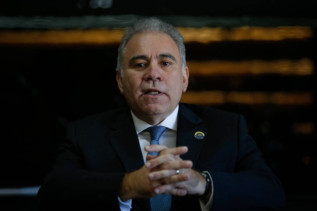 O ministro da Saúde, Marcelo Queiroga, durante entrevista à Folha em seu gabinete