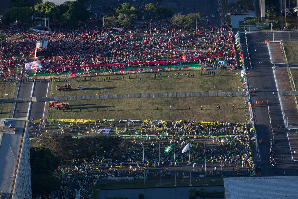 Manifestantes da esquerda e da direita separados em Brasília, no dia da votação do impeachment de Dilma Rousseff