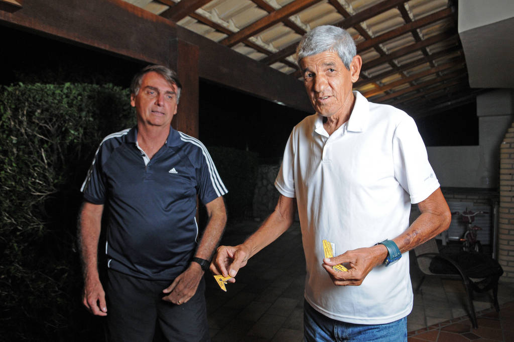 O presidente Jair Bolsonaro (PL) ao lado de seu ex-assessor Waldir Ferraz