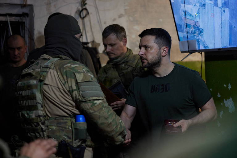 O presidente Volodimir Zelenski ao lado de soldados na cidade de Lisitchansk, no Donbass