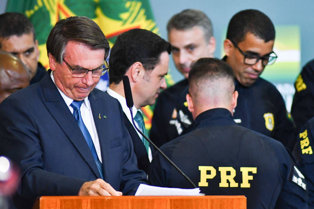 O presidente Jair Bolsonaro (PL) em cerimônia com presença de integrantes da Polícia Rodoviária Federal no Palácio do Planalto, em Brasília