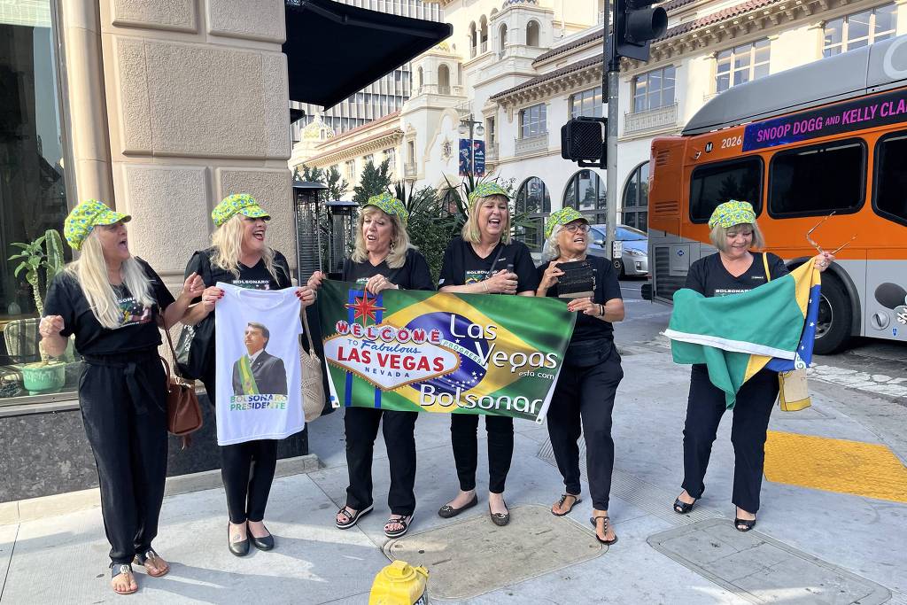 Grupo de apoiadoras do presidente Jair Bolsonaro, intitulado 'Vovós Poderosas de Las Vegas', aguarda chegada do líder brasileiro a hotel em Las Vegas