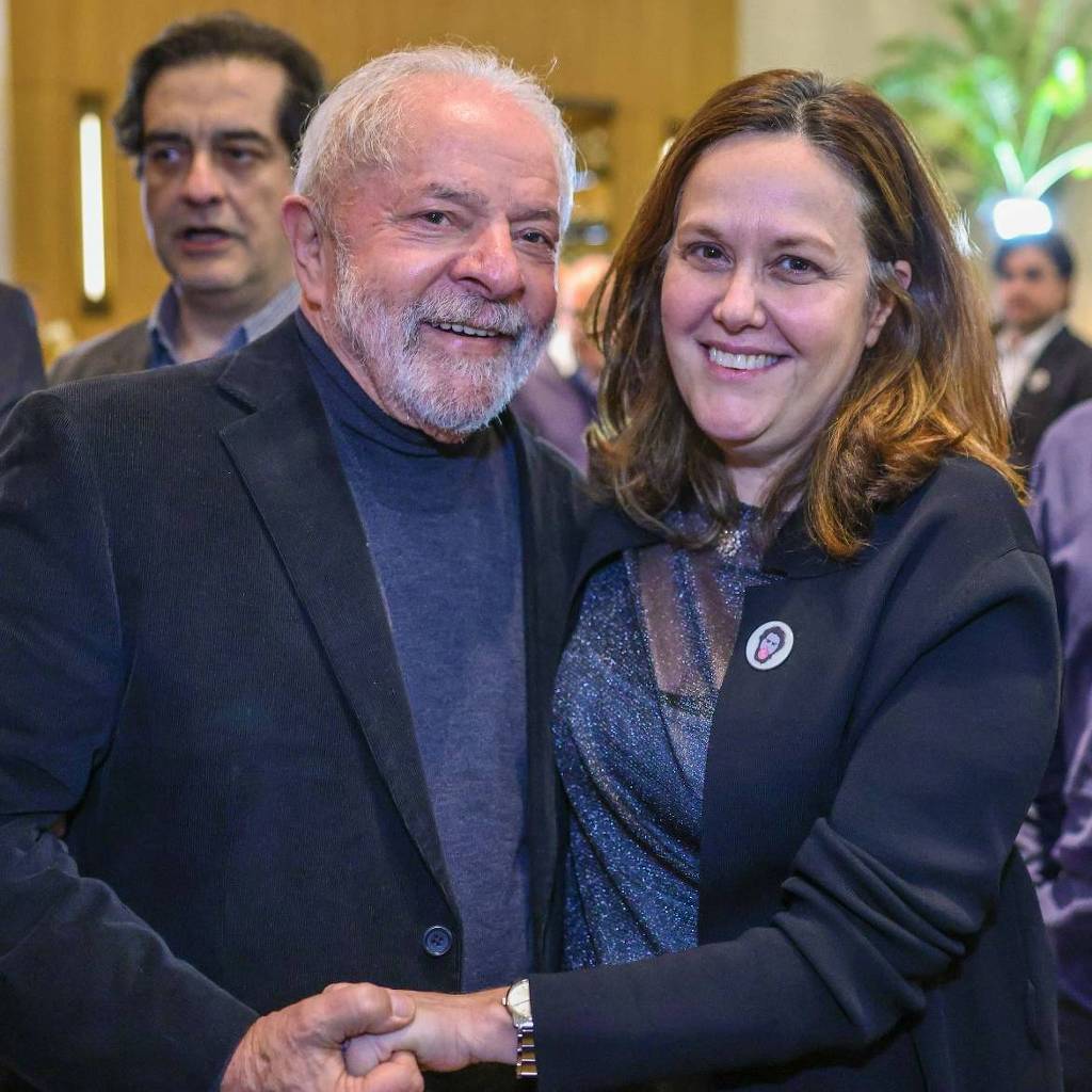 O ex-presidente Lula e a cineasta Maria Augusta Ramos durante jantar realizado no domingo (26), em São Paulo