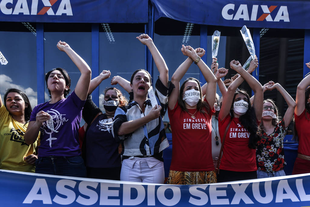 Protesto contra as denúncias de assédio contra o presidente da Caixa Econômica Federal, Pedro Guimães em frente à sede do banco, em Brasília Protesto contra as denúncias de assédio contra o presidente da Caixa Econômica Federal, Pedro Guimães em frente à sede do banco, em Brasília