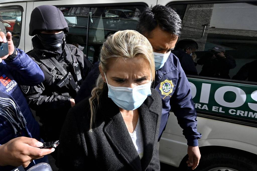 A ex-presidente interina da Bolívia Jeanine Añez, escoltada pela polícia até um tribunal em La Paz