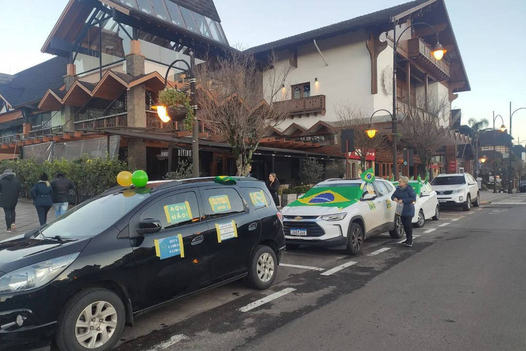 Protesto foi realizado em 18 de junho contra a visita de ministros do STF em eventos jurídicos em Gramado Protesto foi realizado em 18 de junho contra a visita de ministros do STF em eventos jurídicos em Gramado