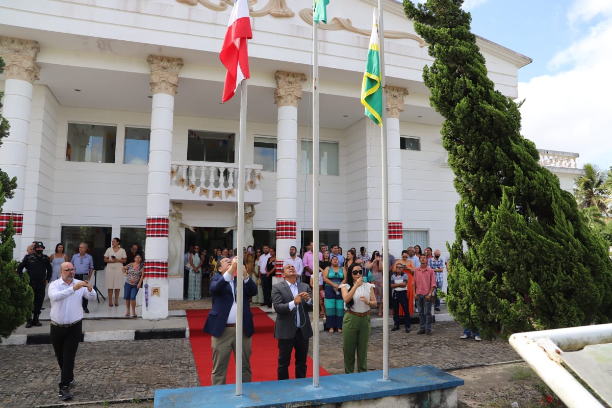 A celebração oficial aconteceu pela manhã, com a cerimônia de hasteamento das bandeiras do Brasil, da Bahia e de Esplanada