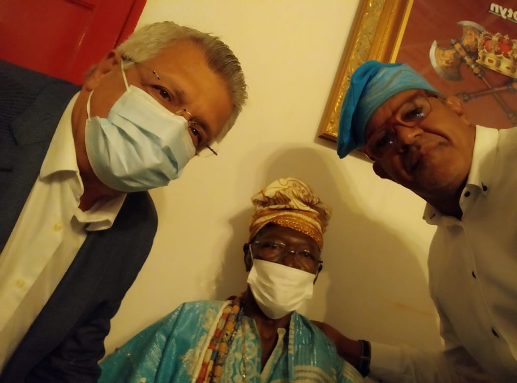 Mãe Ana de Xangô, sucessora de Mãe Stella de Oxóssi, tomou posse na noite desta quinta-feira (16) Mãe Ana de Xangô, sucessora de Mãe Stella de Oxóssi, tomou posse na noite desta quinta-feira (16)