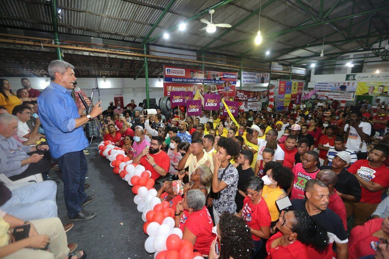 Jerônimo Rodrigues, pré-candidato do PT a governador, discursa em evento de pré-campanha em Madre de Deus