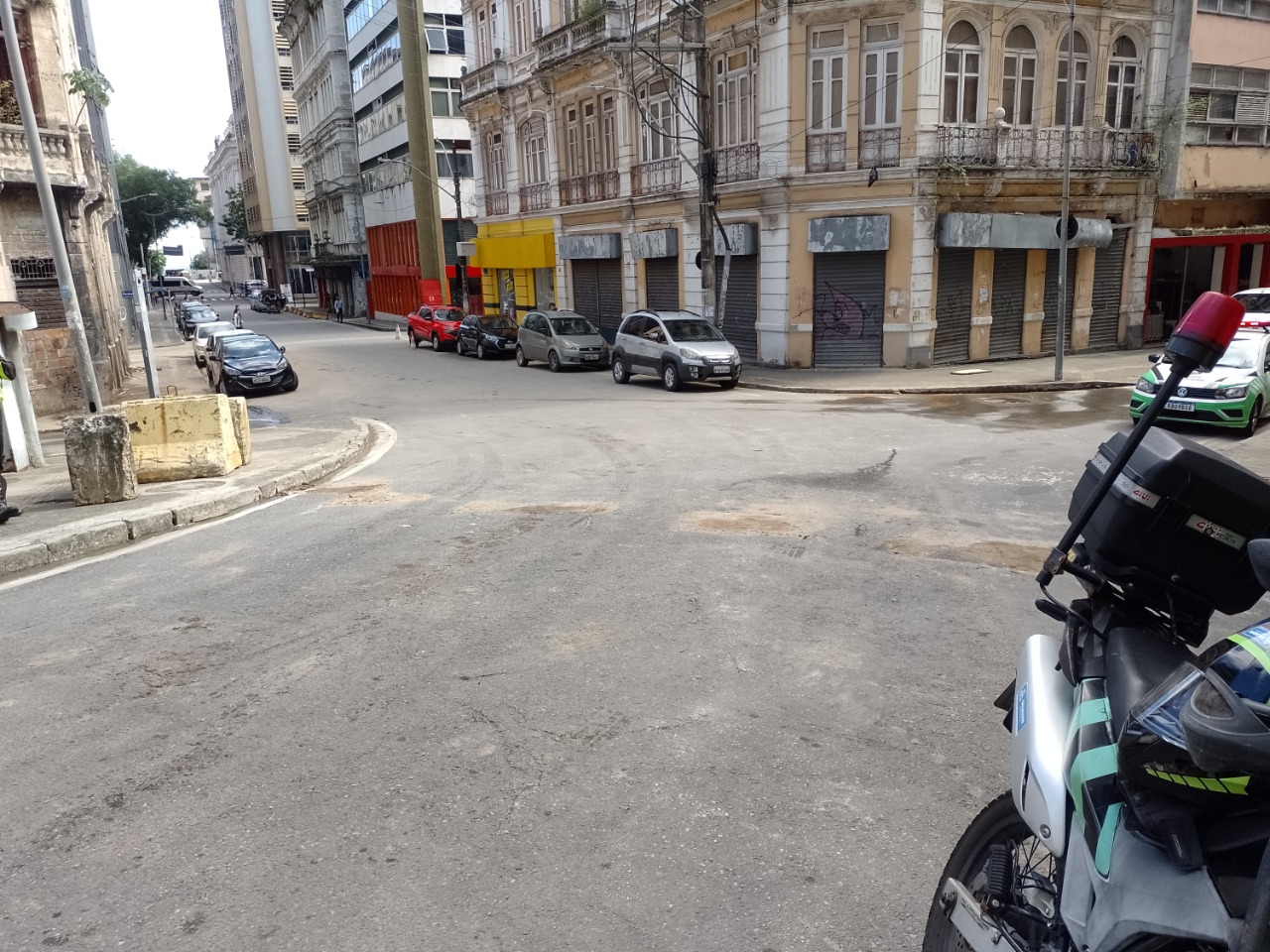 A via, importante ligação entre o Comércio e a Rua Carlos Gomes, tinha sido bloqueada há cerca de um mês devido a um desabamento