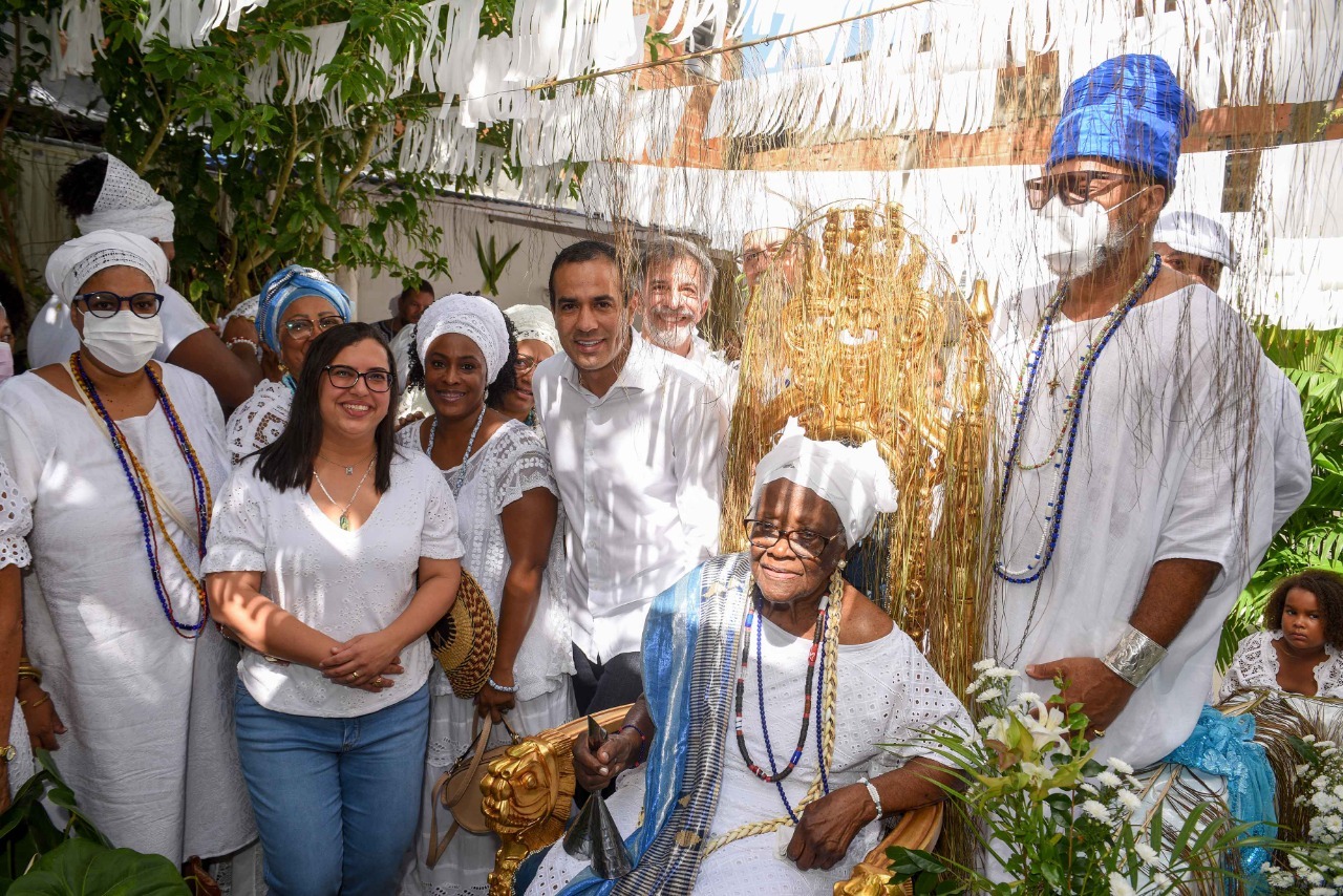 A cerimônia de assinatura dos documentos que garantem a salvaguarda do templo religioso foi comandada pelo prefeito Bruno Reis e contou com a presença da vice-prefeita, Ana Paula Matos