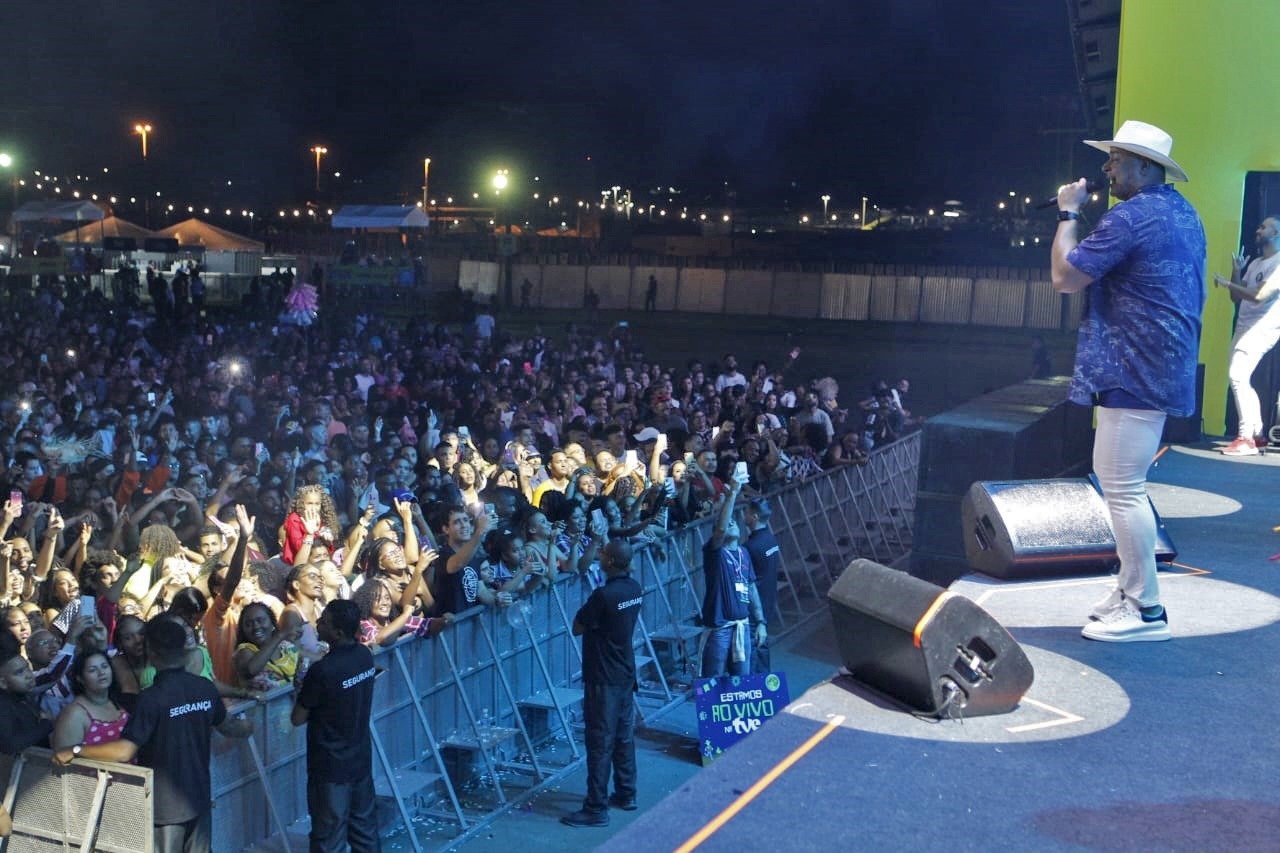 Primeira noite do São João da Bahia no Parque de Exposições tem Claudia Leite e Harmonia do Samba