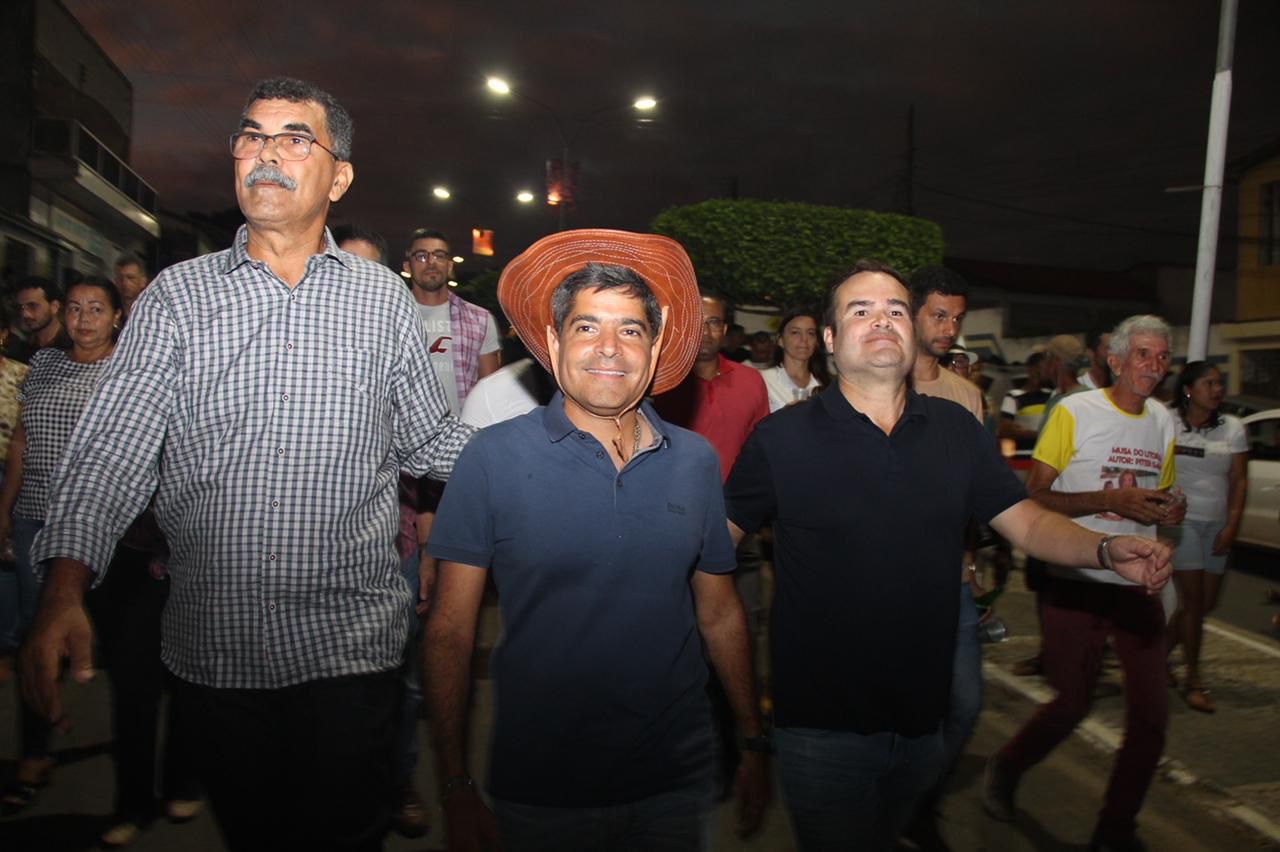 Pré-candidatos a governador e a senador foram recebidos pelo prefeito Carroça (PP) e fecharam agenda de São João em festa típica