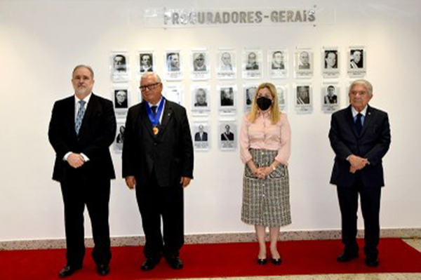 Cerimônia de entrega do Medalhão do Centenário do MPM