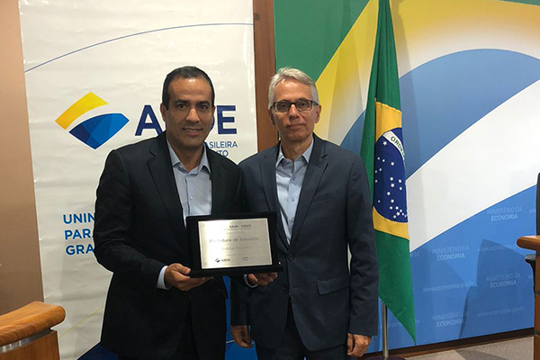 Prefeito Bruno Reis recebe prêmio durante solenidade em Brasília